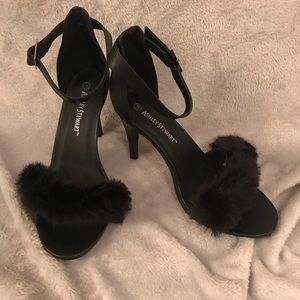 Black heel with faux fur detail